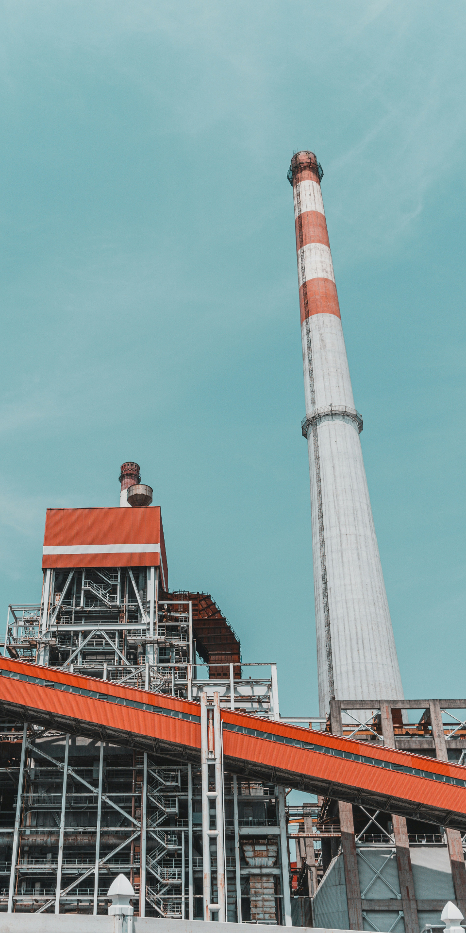 Tvornički dimnjak industrijskog postrojenja