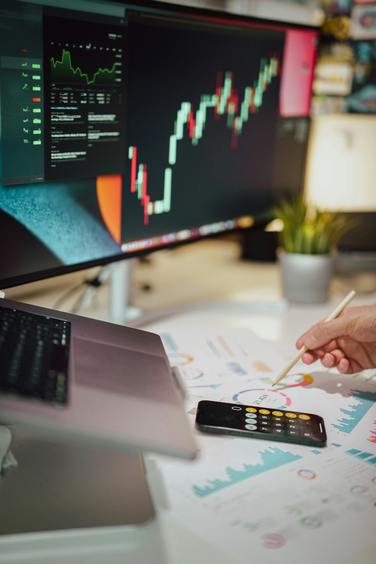 Monitor s financijskim grafovima, kalkulator i analitički izvještaji