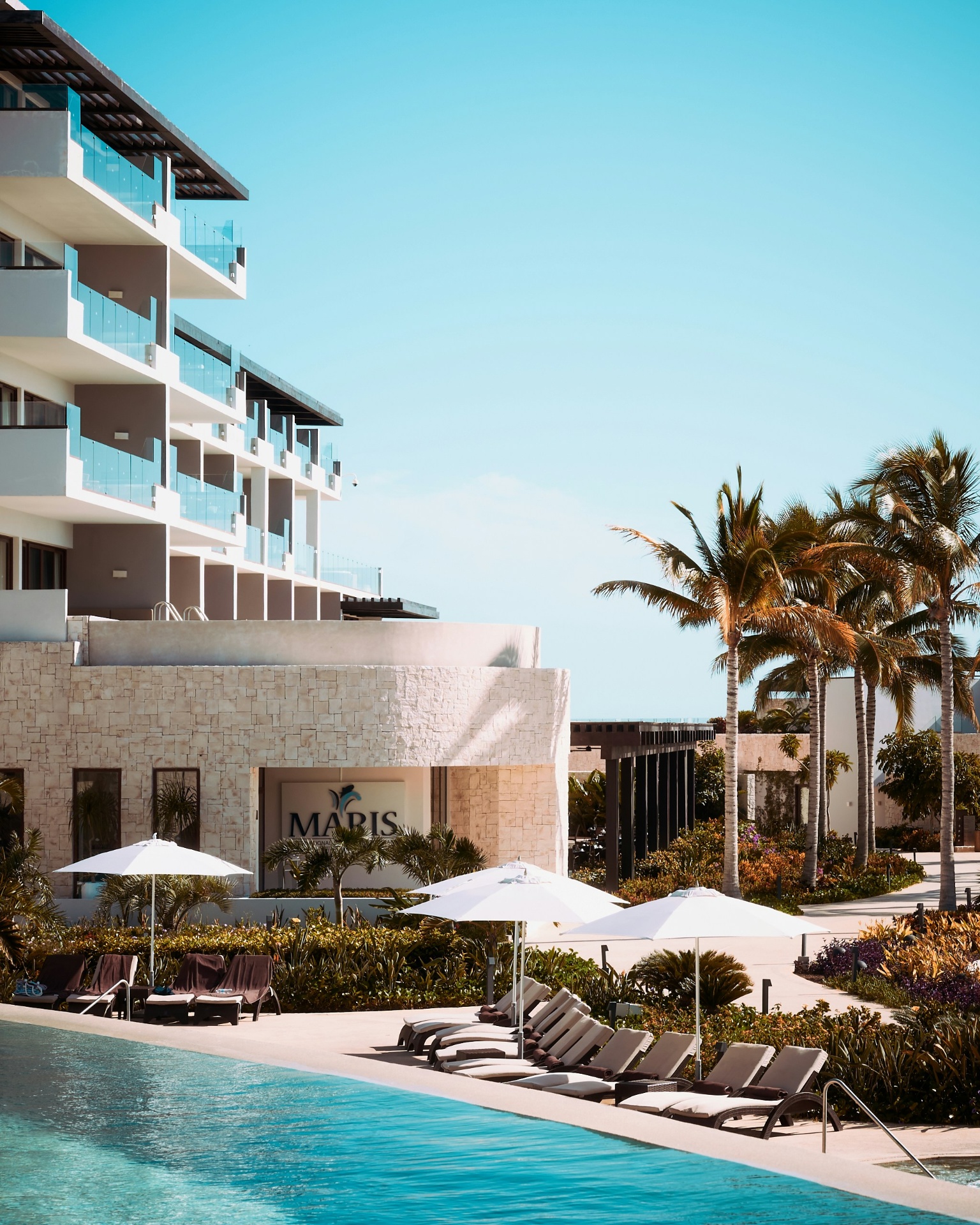Moderni resort s bazenom uz more
