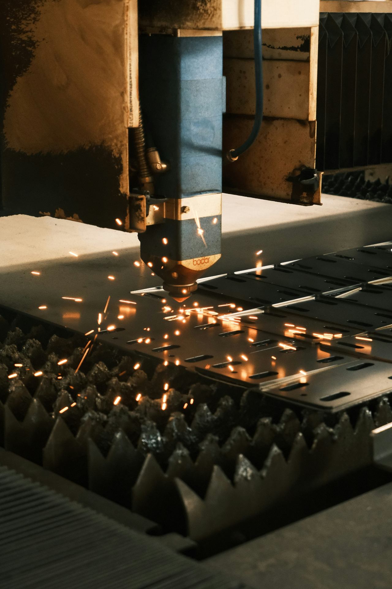 Laserski rezač u industrijskoj proizvodnji